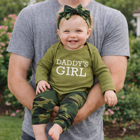 “Daddy’s Girl / Daddy’s Boy” Baby Outfit Set – Cotton Long-Sleeve Bodysuit, Camo Pants & Matching Accessory