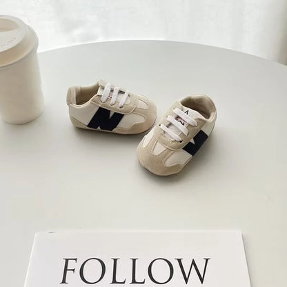Scalloped Stripe Soft-Sole Baby Sneakers with Lace-Up Detail