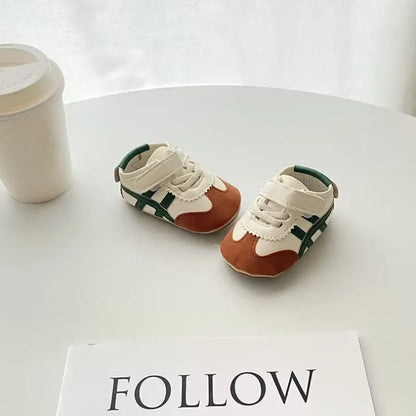 Scalloped Stripe Soft-Sole Baby Sneakers with Lace-Up Detail